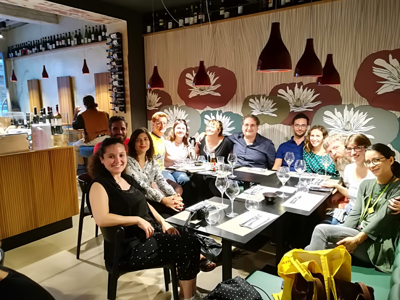 foto di gruppo nel momento taverna alla fine di un tour